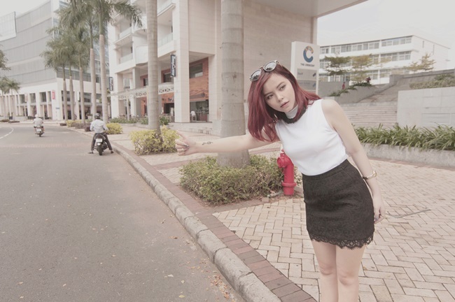 Tia Hải Châu khoe vòng 2 gợi cảm xuống phố 